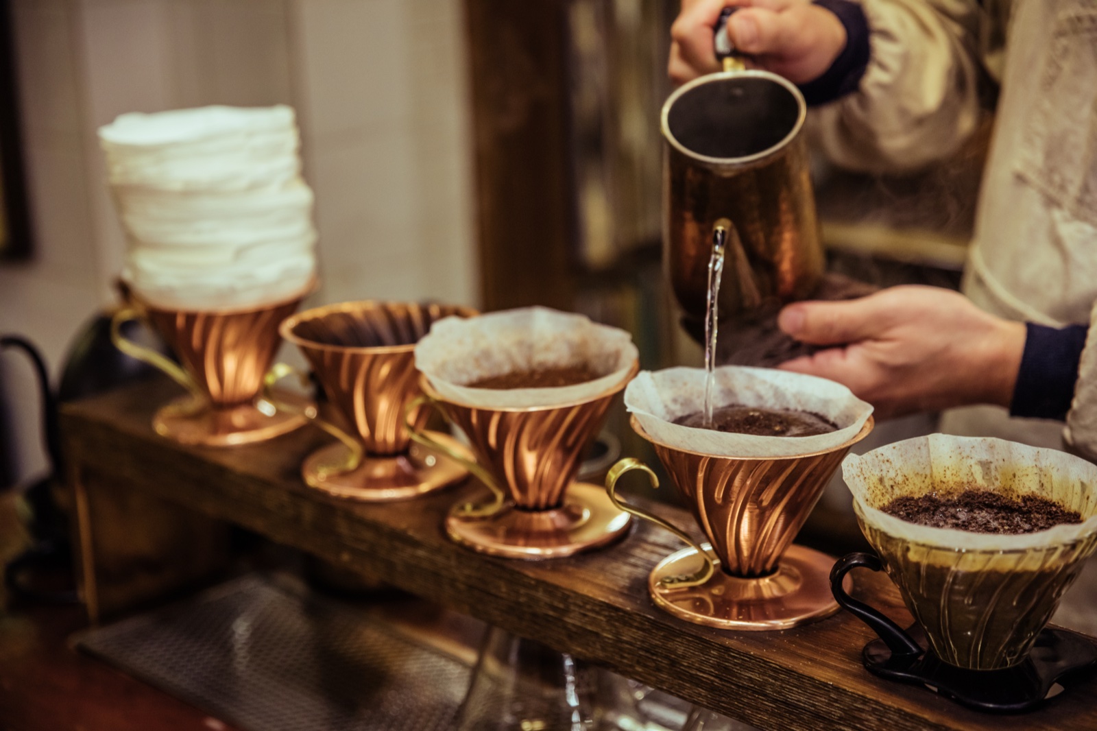 Cà phê pha thủ công bằng phễu đồng tại Coffee Hanyakbang