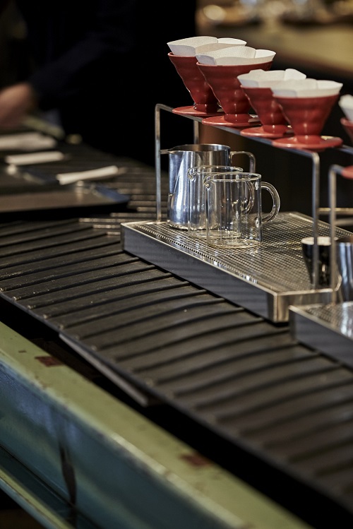 Các phễu pha cà phê màu đỏ tại Anthracite Coffee Hapjeong
