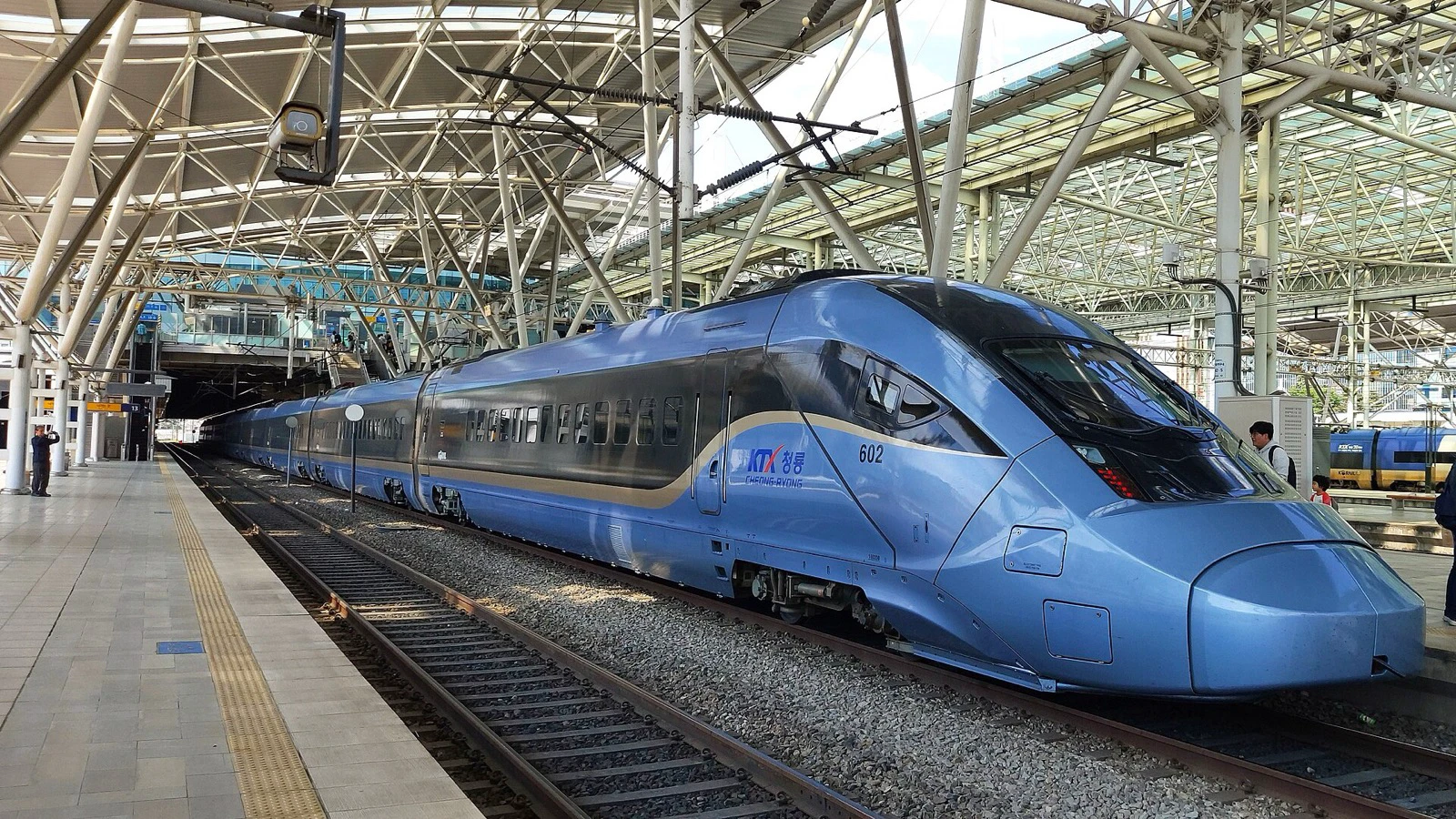 Tàu cao tốc KTX-Cheongryong màu xanh đang dừng tại Ga Seoul