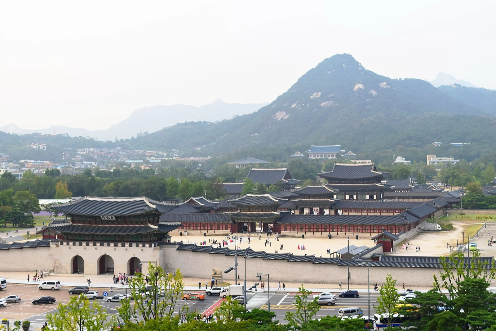 Quần thể Cung điện Gyeongbokgung tại Seoul, phía sau là núi Bugaksan