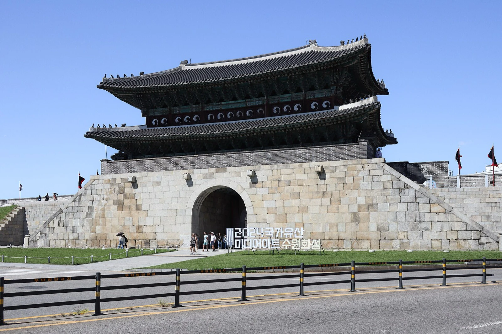 Cổng bắc Janganmun của Pháo đài Hwaseong ở Suwon dưới trời xanh