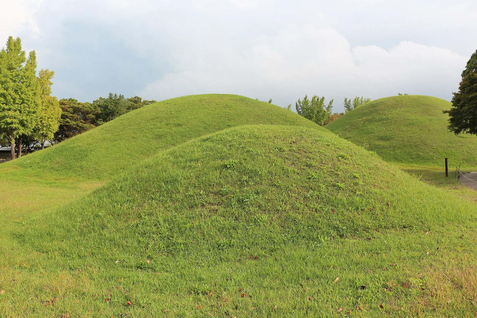 Những gò lăng mộ hoàng gia phủ cỏ xanh tại Daereungwon ở Gyeongju
