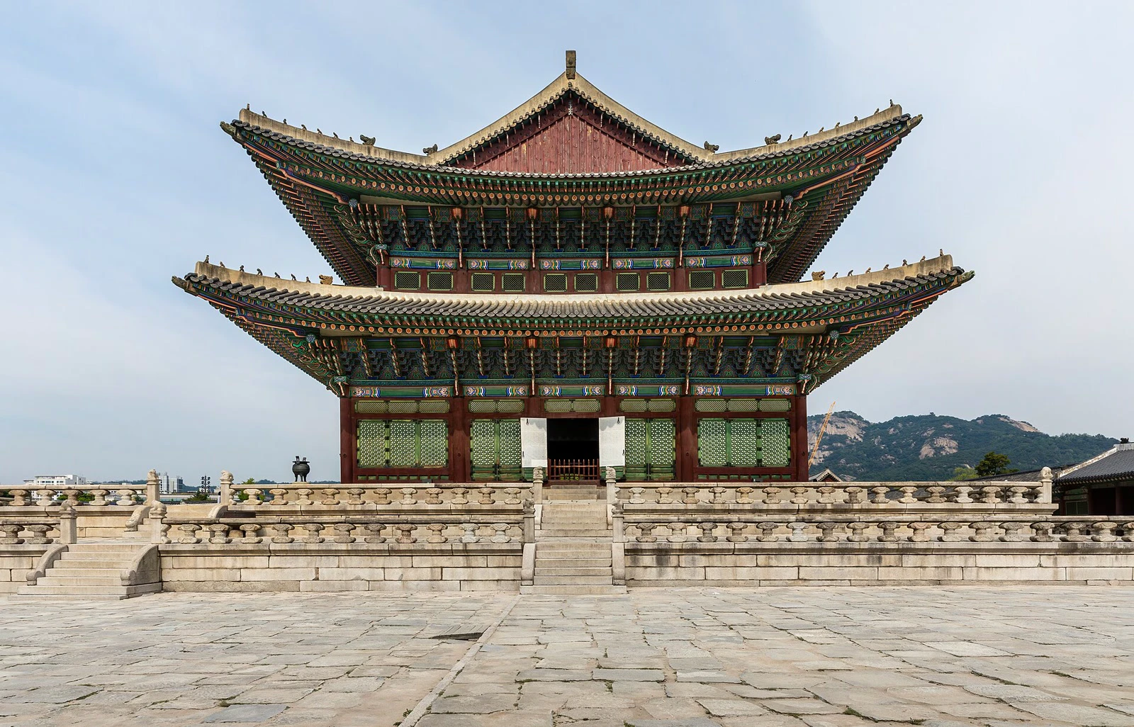Chính điện Geunjeongjeon tại Cung điện Gyeongbokgung ở Seoul dưới trời xanh nhạt