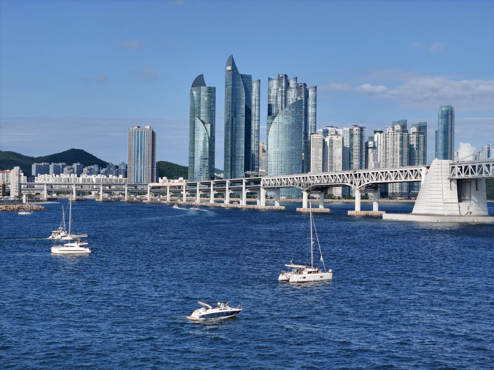 Cầu Gwangan, các tòa tháp Marine City và thuyền trên mặt nước ở Gwangalli, Busan