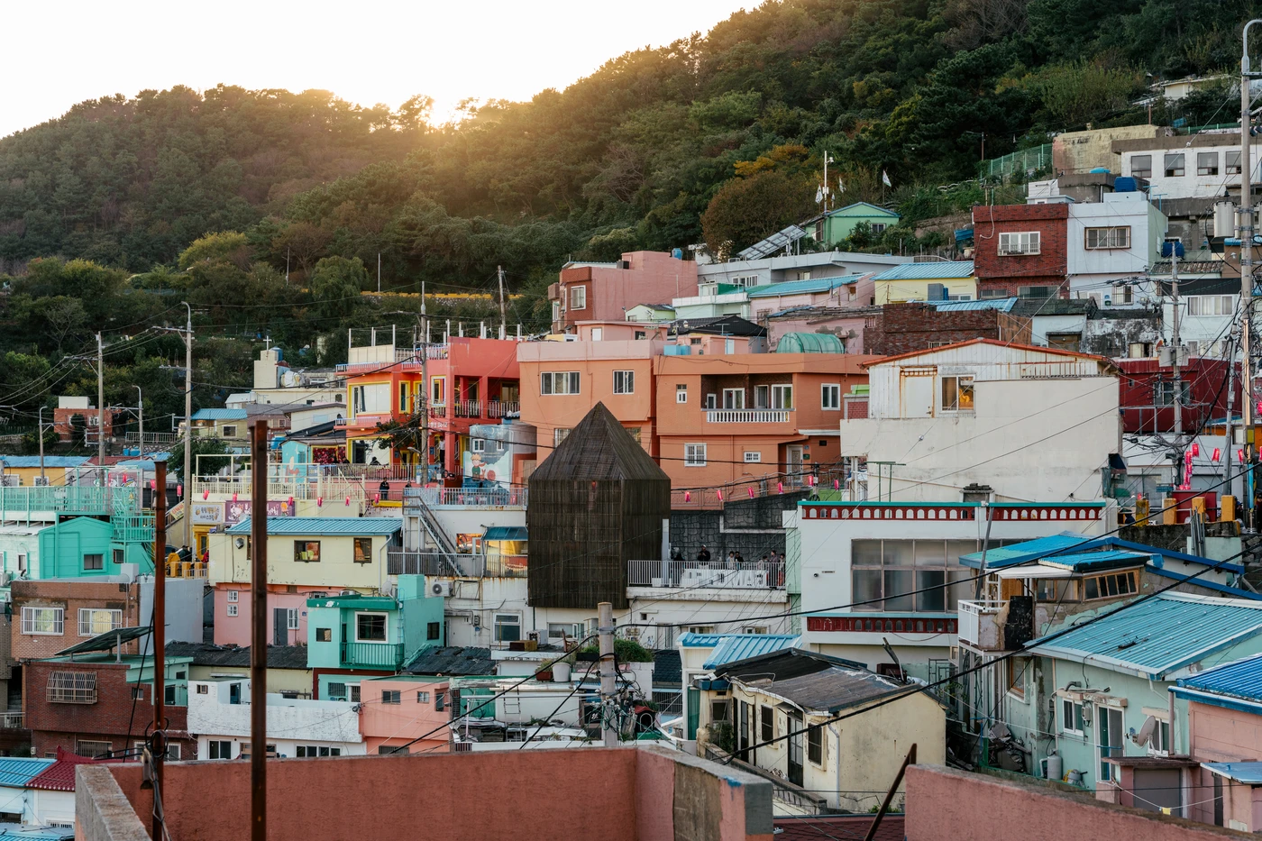 Những ngôi nhà nhiều màu trên sườn đồi của Làng Văn hóa Gamcheon, Busan, trong nắng cuối chiều
