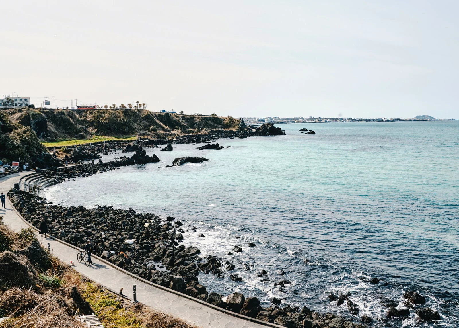 Tuyến Jeju Olle 15-B chạy dọc bờ đá đen cạnh Đường mòn Handam ở Aewol