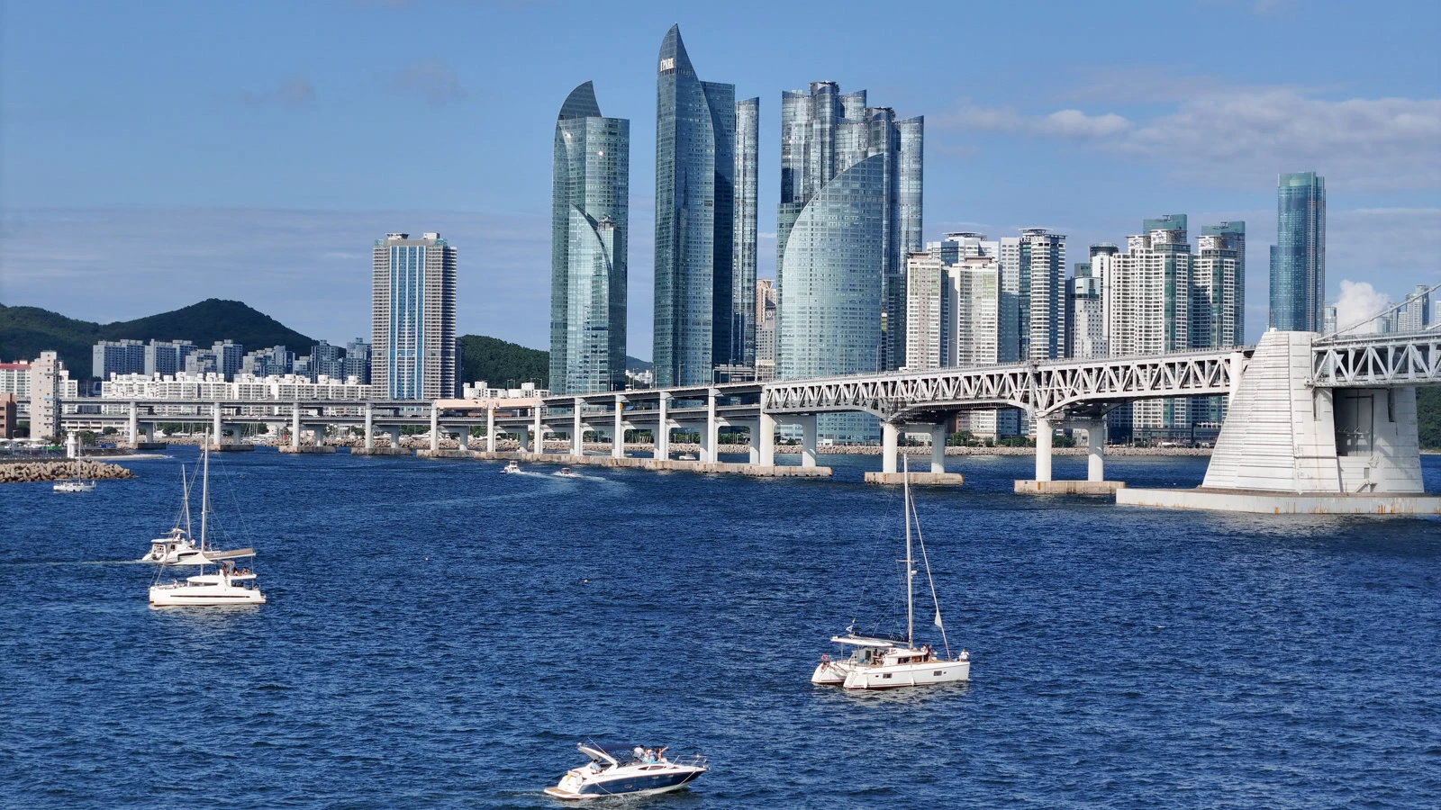 Cầu Gwangandaegyo và đường chân trời Marine City nhìn qua mặt nước ở Busan
