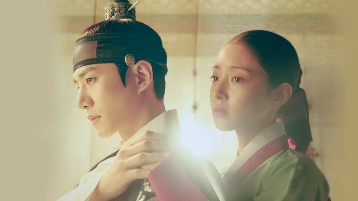 Yi San seated as court lady Seong Deok-im stands behind him in The Red Sleeve