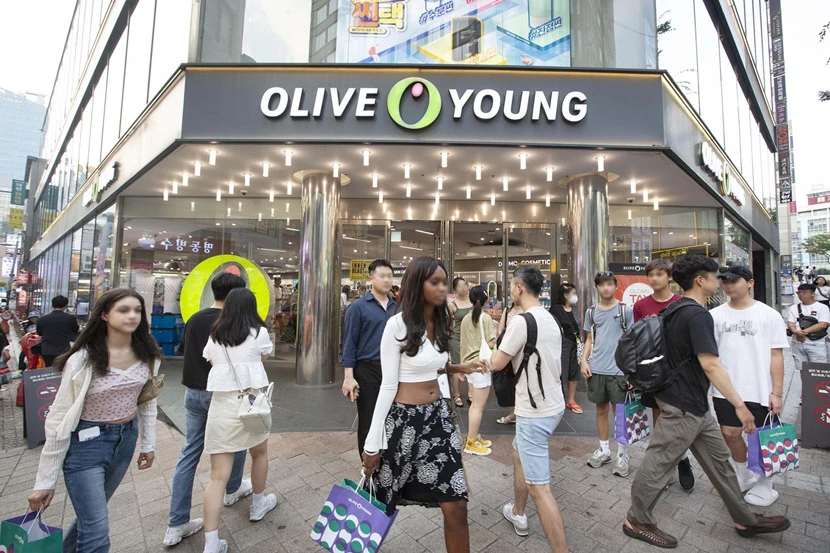 Cửa hàng Olive Young chính thức tại khu mua sắm Myeongdong, Seoul
