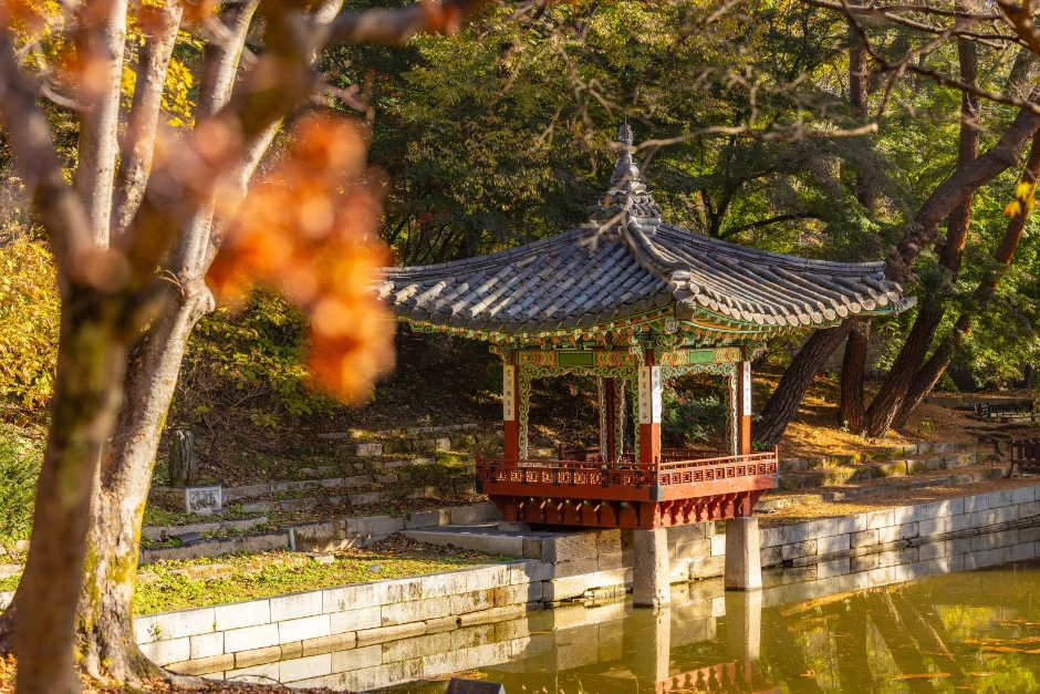 Đình nghỉ mùa thu và hồ trong Cung Changdeokgung, Seoul