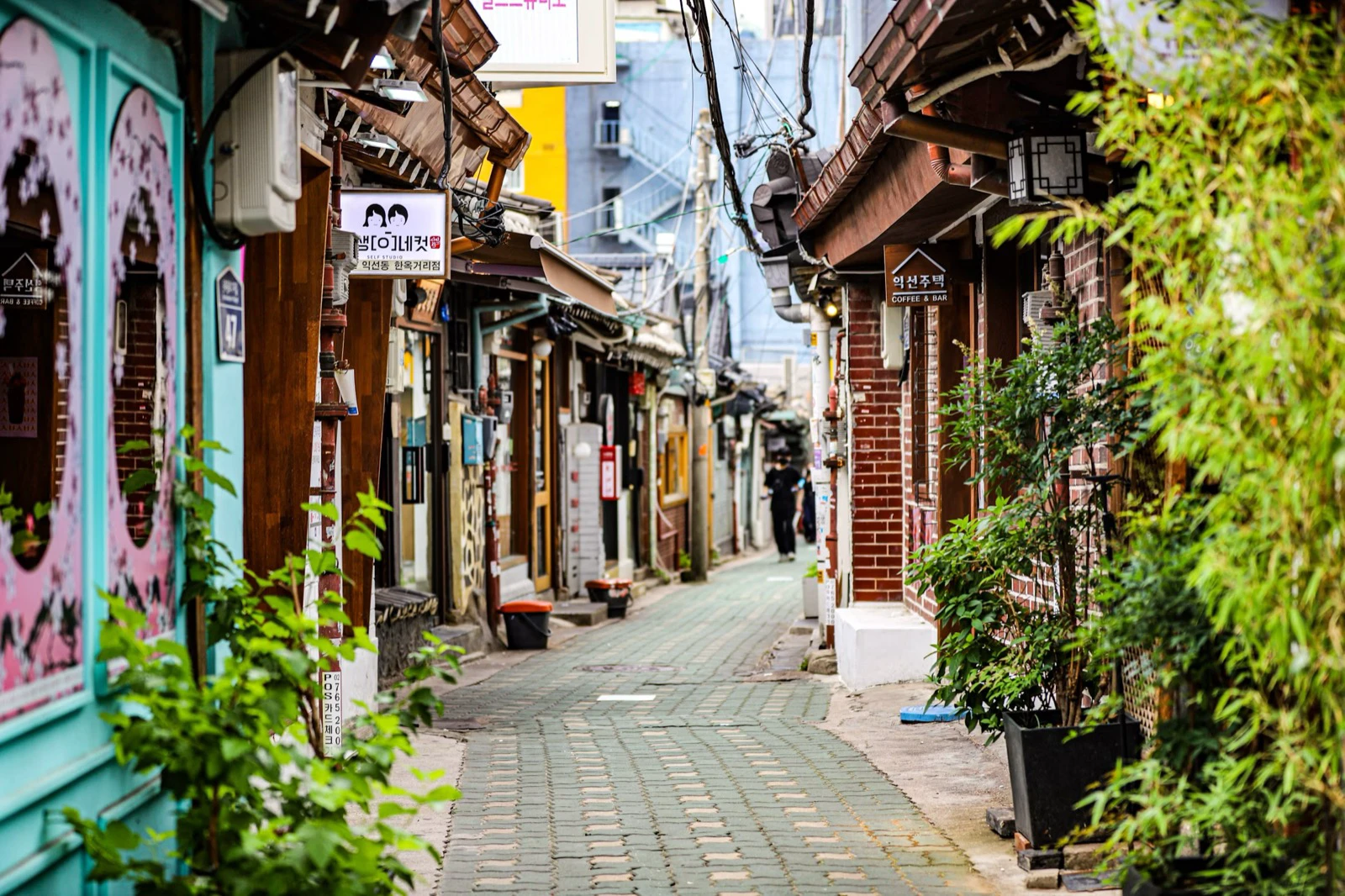 Gang bata sempit dengan deretan bangunan hanok rendah di Ikseon-dong