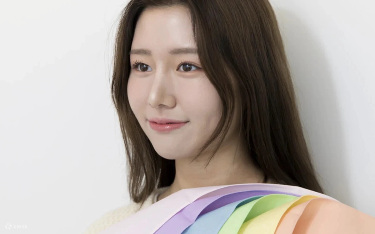 อุปกรณ์วิเคราะห์ Personal Color และเอกสารให้คำปรึกษาแต่งหน้าบนโต๊ะ