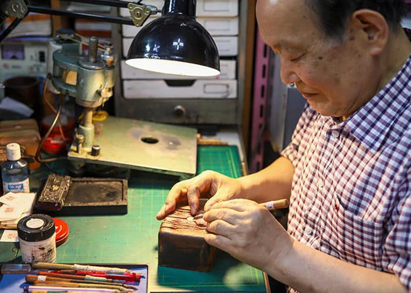 Nghệ nhân Yemoonsa khắc dấu thủ công tại Euljiro
