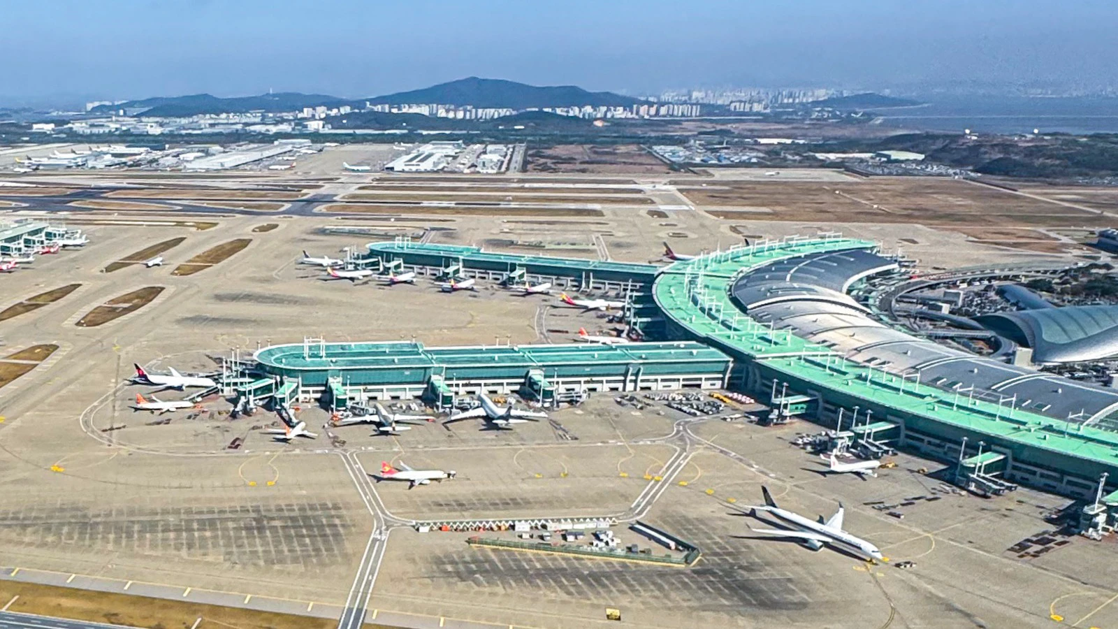 Pemandangan dari udara terminal dan pesawat di Bandara Internasional Incheon