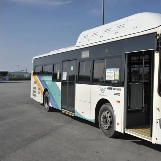 Tampak samping shuttle bus gratis yang melayani area terminal Bandara Incheon