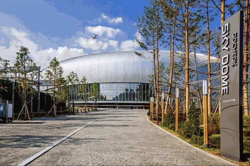 高い案内塔と高尺スカイドームの外観