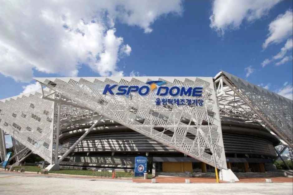 白い外壁と会場名が見えるKSPO DOMEの外観