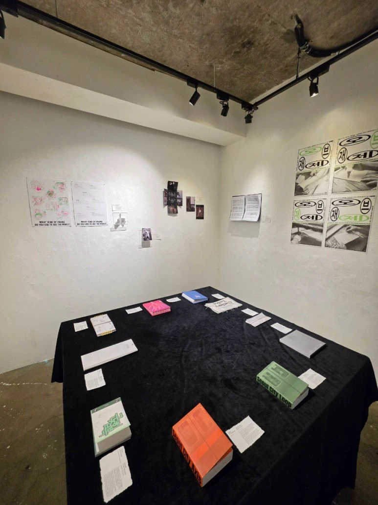 Triển lãm artist book bên trong B Platform tại Hapjeong