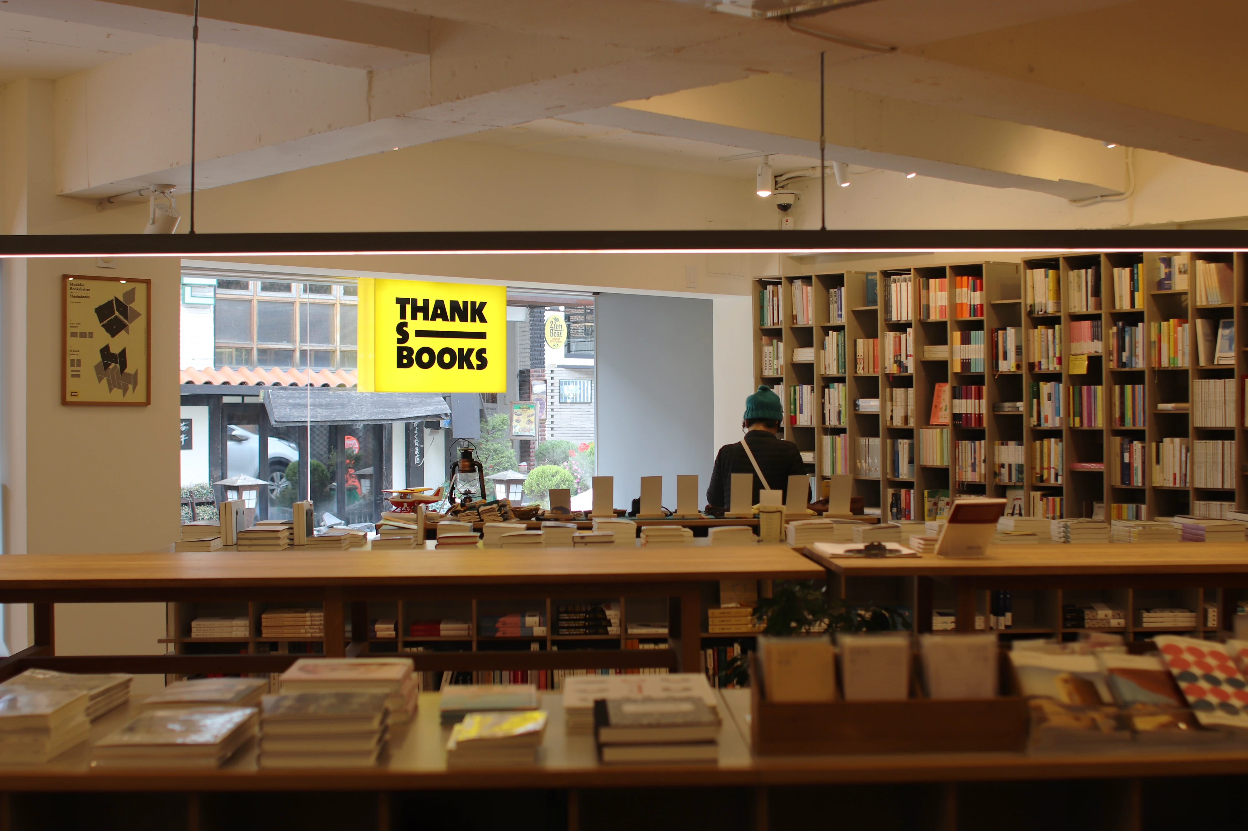 Bàn gỗ ấm và kệ tuyển chọn bên trong Thanks Books tại Hapjeong