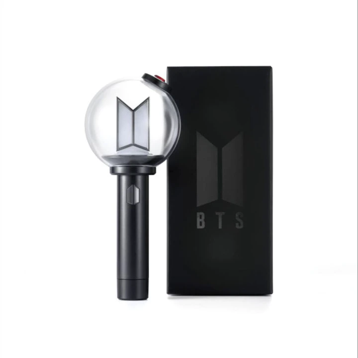 黒い箱と並ぶBTS Official Light Stick Ver.4