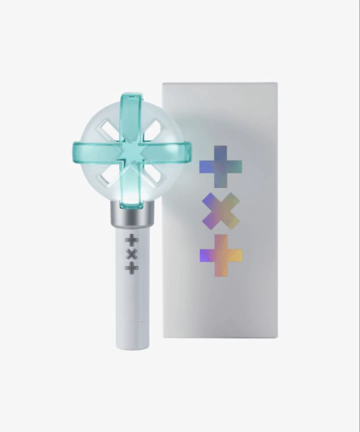箱と並ぶTXT Official Light Stick Ver.2