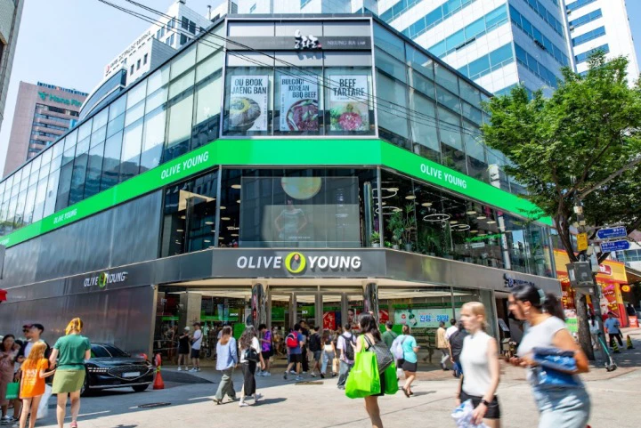 Mặt ngoài Olive Young Myeongdong Town trên con phố đông ở Seoul