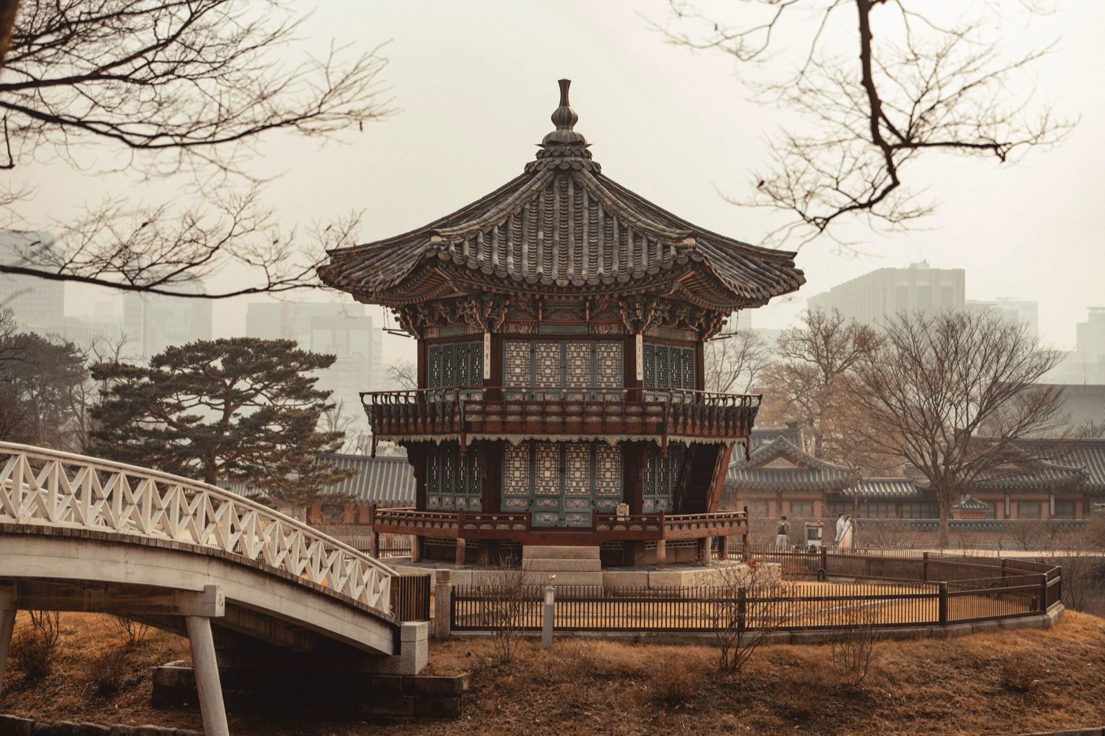 Gian điện truyền thống Gyeongbokgung với các tòa nhà Seoul hiện đại phía sau