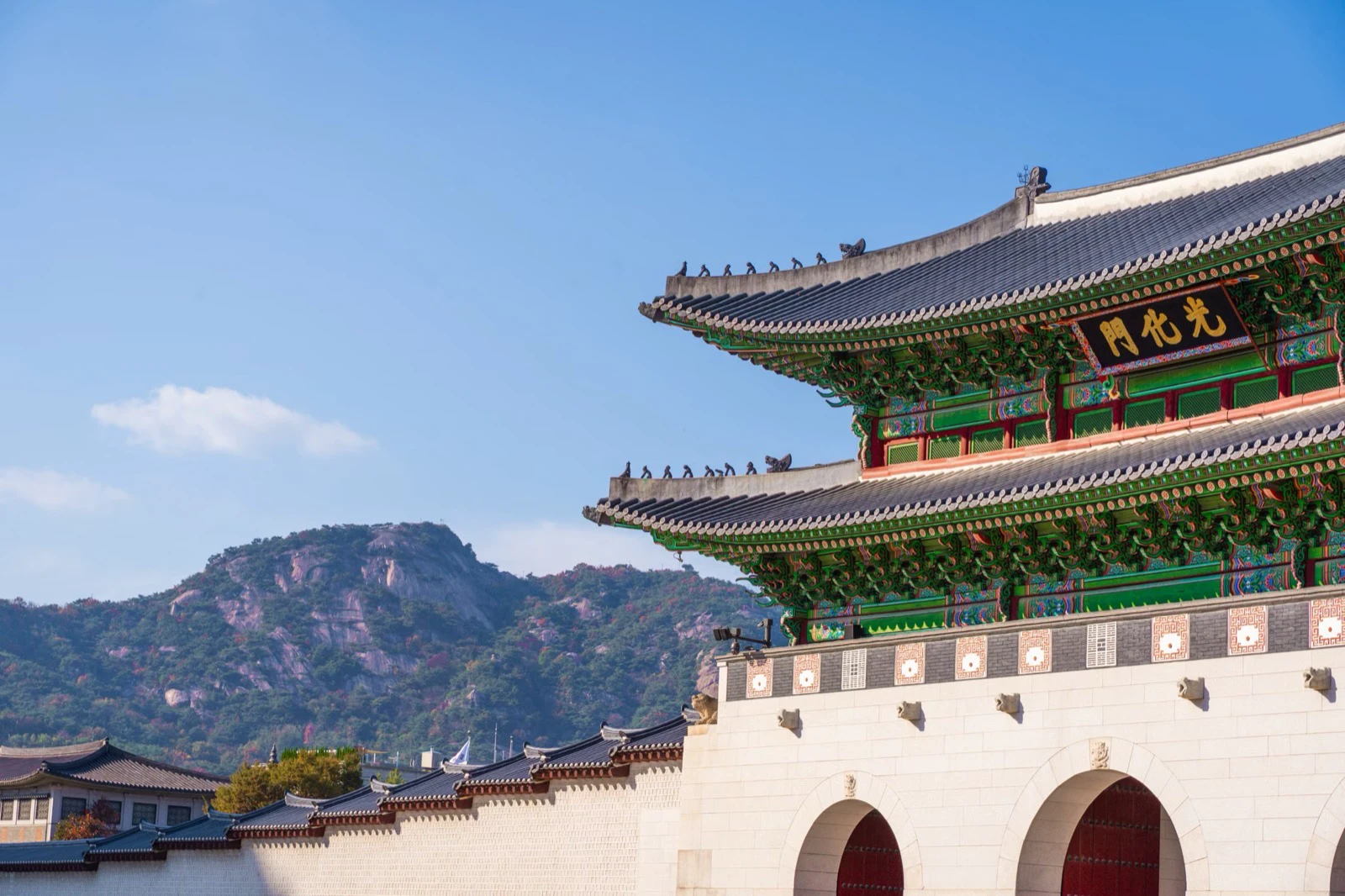 Cổng Gwanghwamun của Gyeongbokgung với núi Bugaksan phía sau