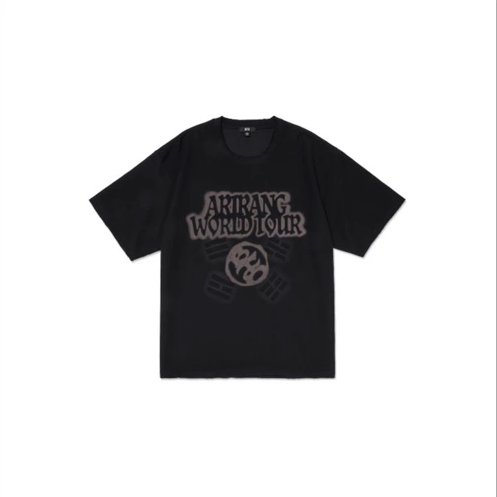 公式物販カタログに掲載された黒いBTS ARIRANGワールドツアーTシャツ