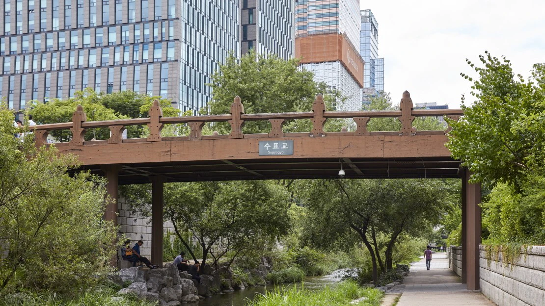 Lối đi Cheonggyecheon rợp cây chạy dưới cầu Supyogyo