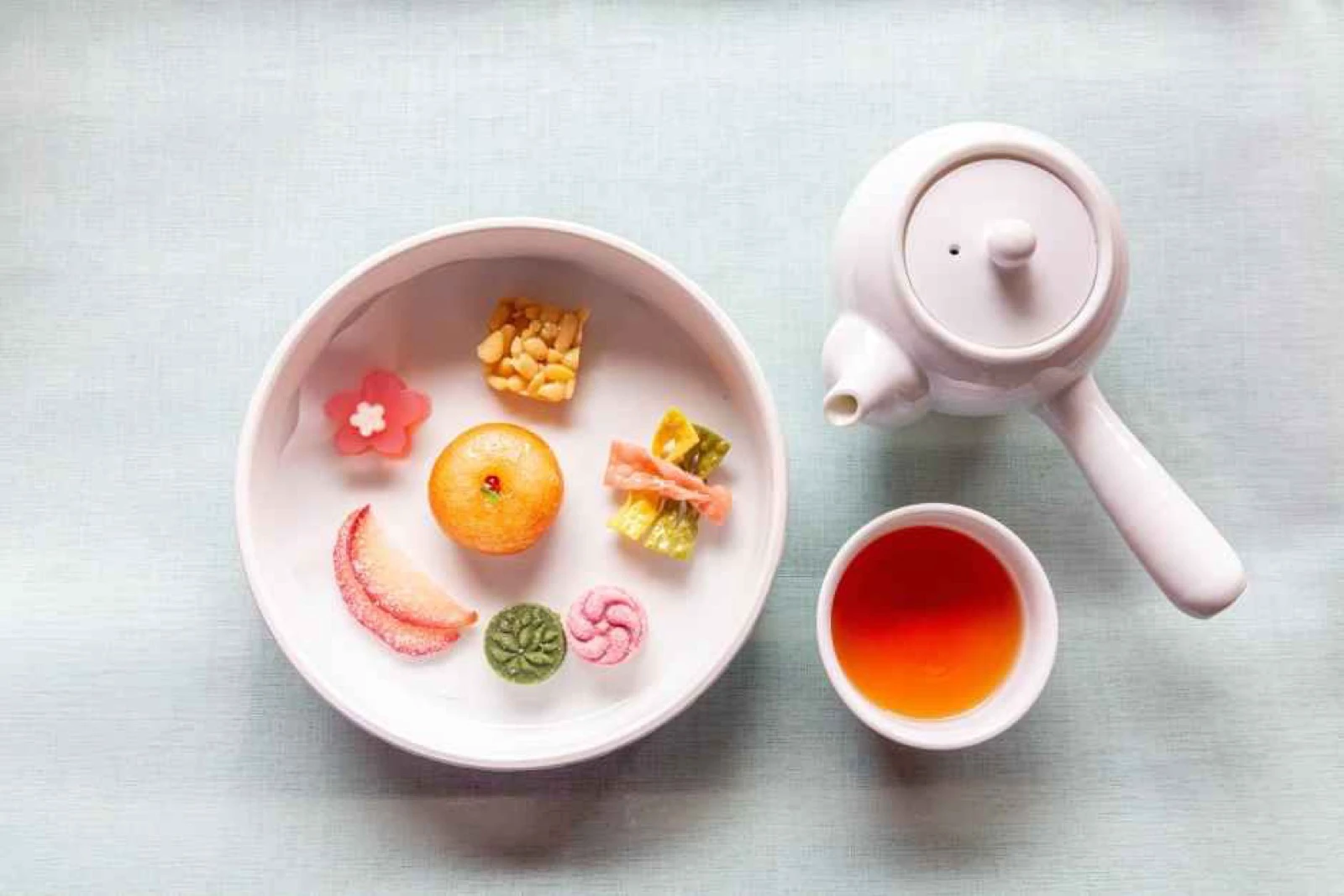 Đồ ngọt Hàn Quốc hiện đại bày cùng trà trên bàn gỗ