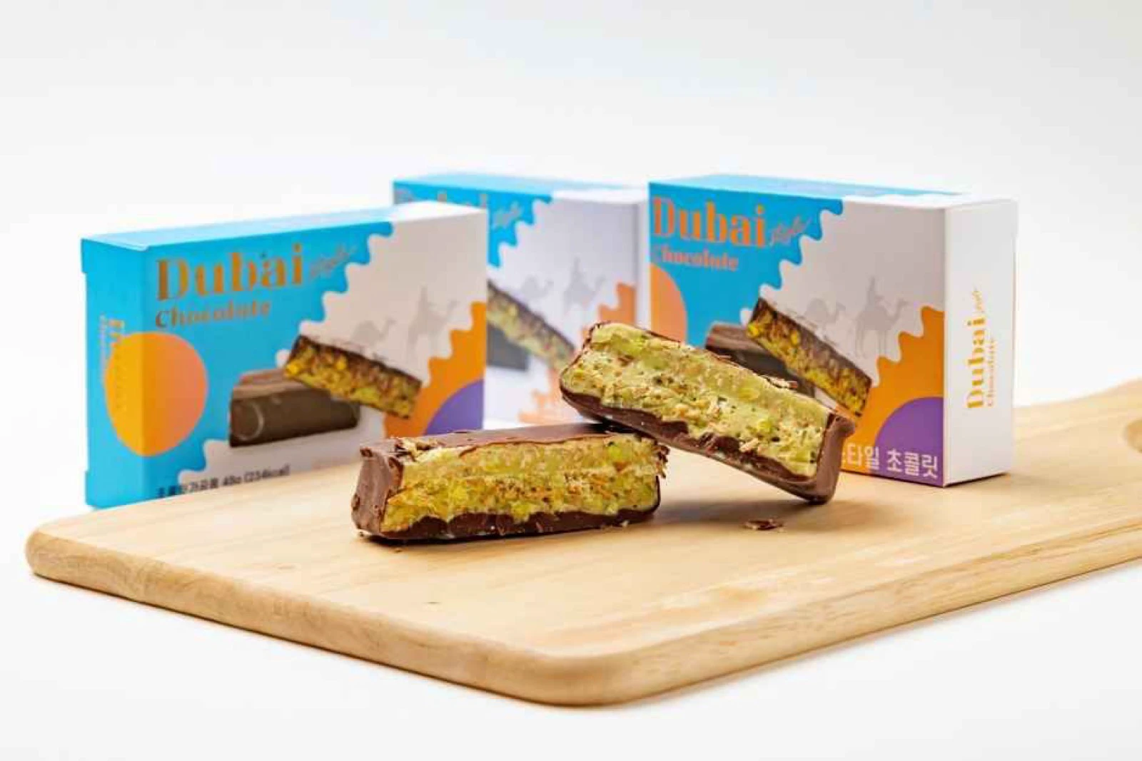 Thanh chocolate Dubai cắt mở lộ nhân pistachio và sợi bánh