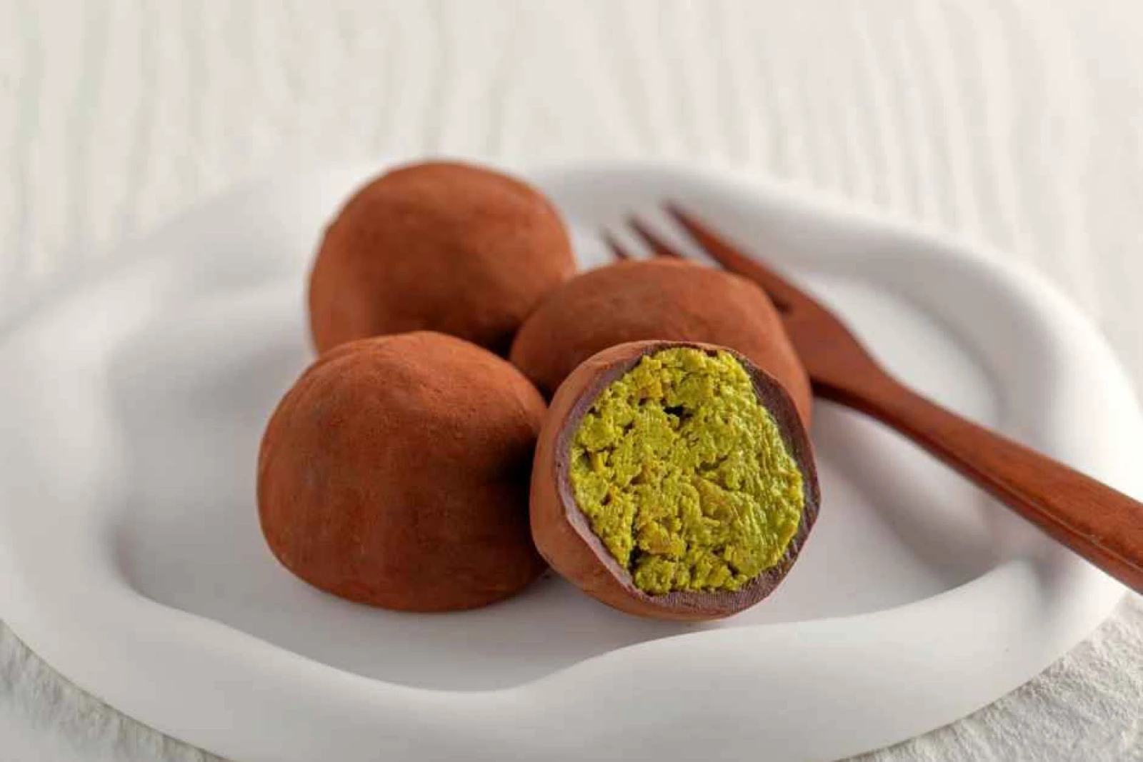 Bánh quy dẻo Dubai tròn được cắt lộ nhân pistachio xanh