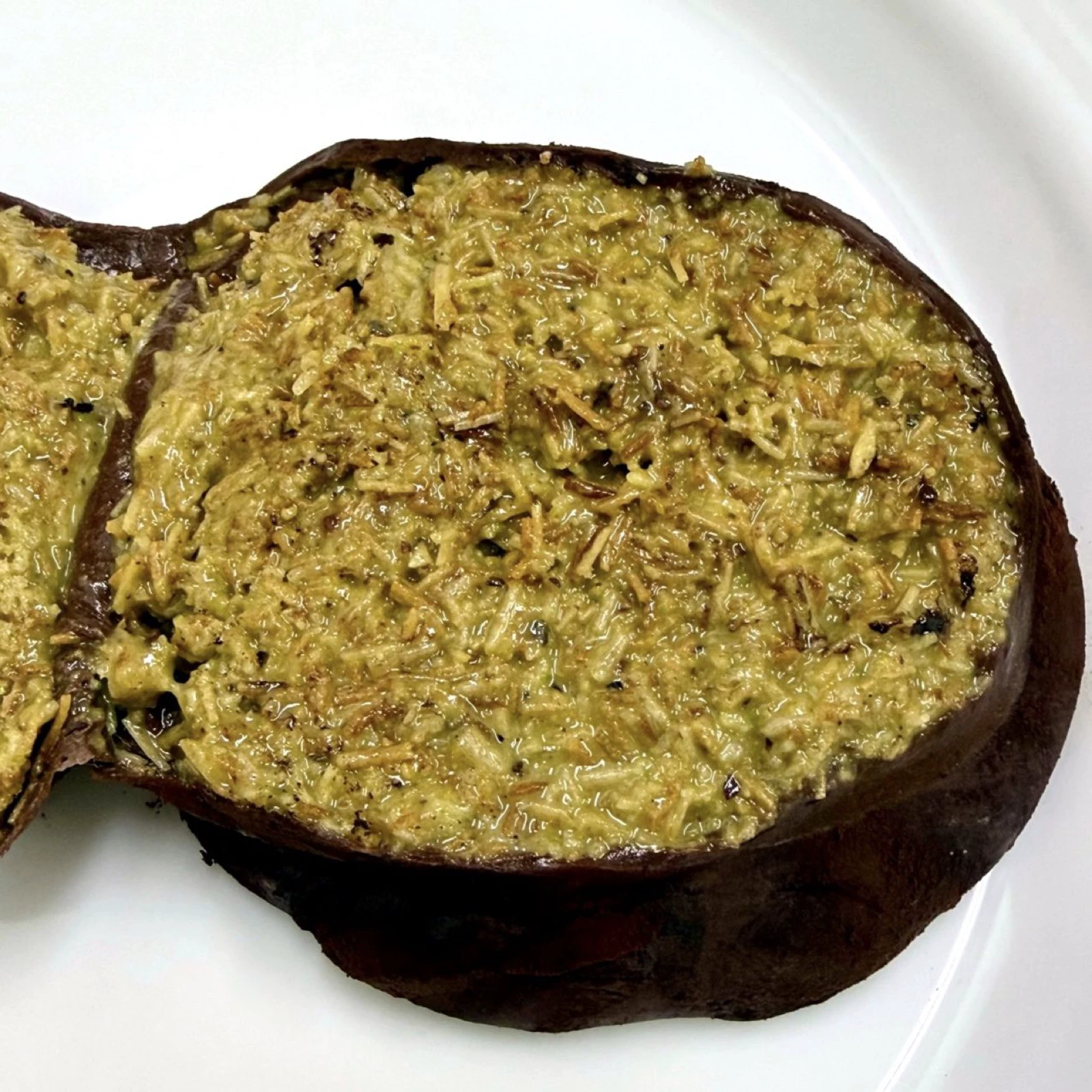 Cận cảnh bánh quy dẻo Dubai cắt lộ nhân pistachio và sợi bánh