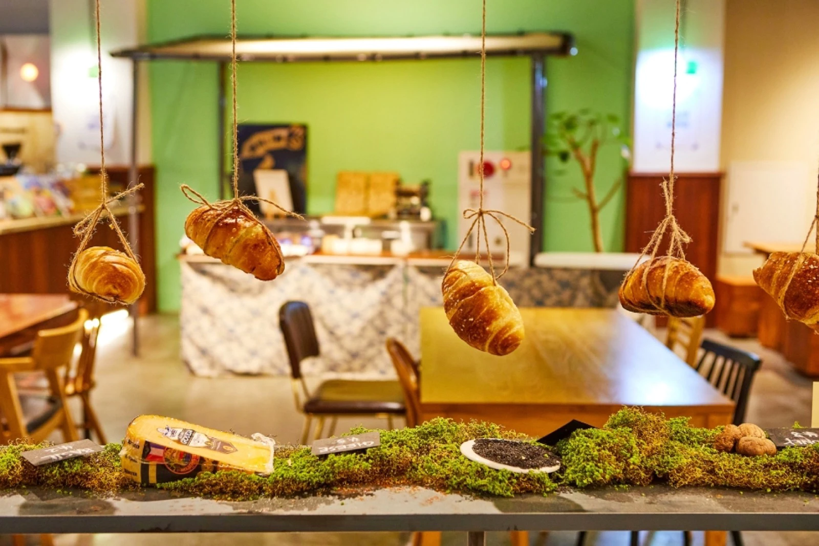 Những chiếc bánh mì muối treo phía trên quầy trưng bày kịch tính trong quán rộng