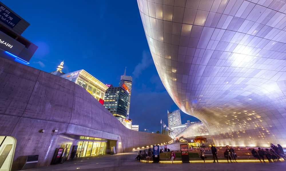 Các đường cong của Dongdaemun Design Plaza được chiếu sáng ban đêm