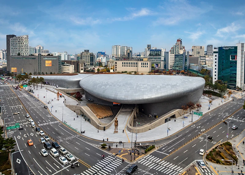 Toàn cảnh trên cao Dongdaemun Design Plaza và các tuyến phố xung quanh