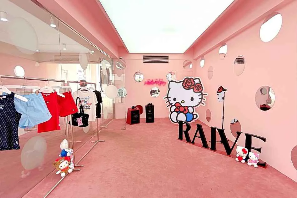 大型ハローキティ展示がある韓国のピンク色ポップアップ店内