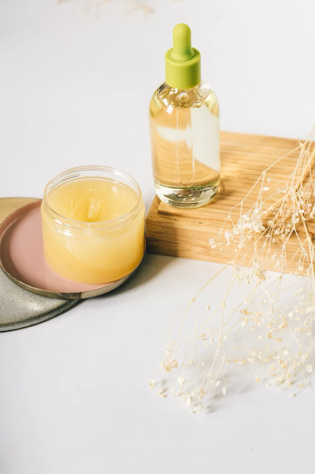 Hũ mỹ phẩm mở nắp cạnh chai ống nhỏ giọt không nhãn, minh họa dạng rắn và lỏng