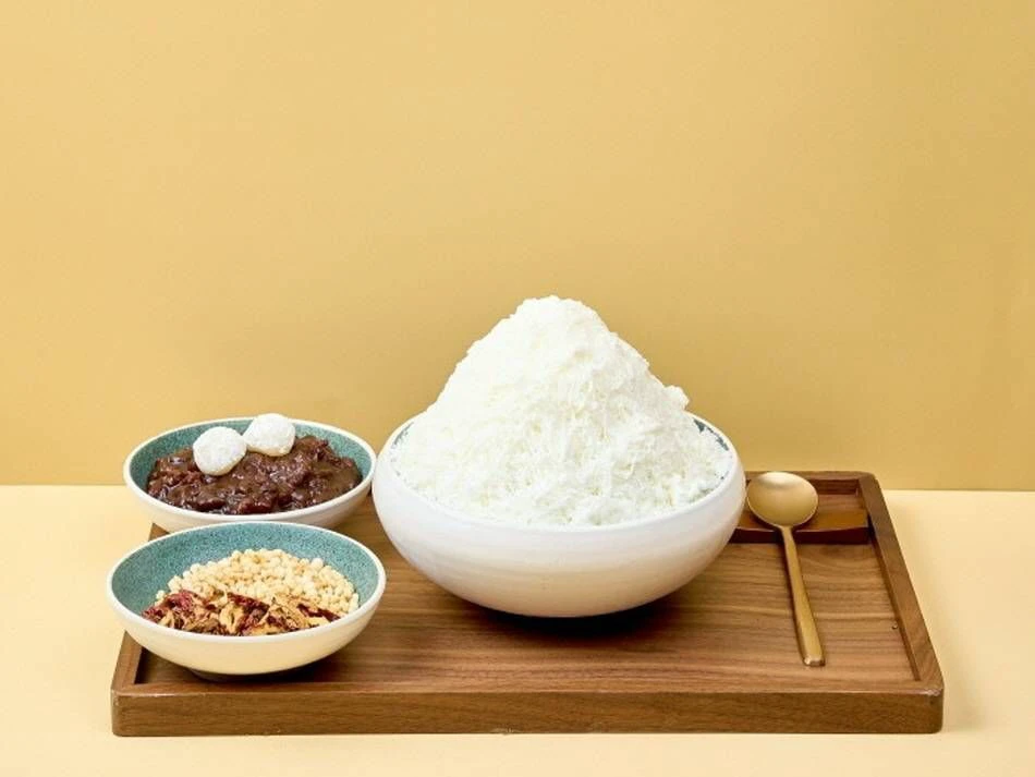 Patbingsu Hàn Quốc cổ điển với đá sữa, đậu đỏ và injeolmi để riêng