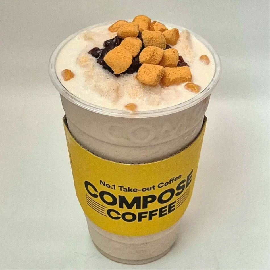 Cốc injeolmi patbingsu một người phủ đậu đỏ và bánh gạo bột đậu nành