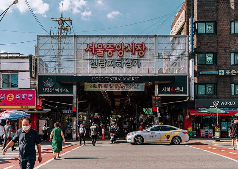 Cổng chính Seoul Central Market và khu mua sắm ngầm Sindang