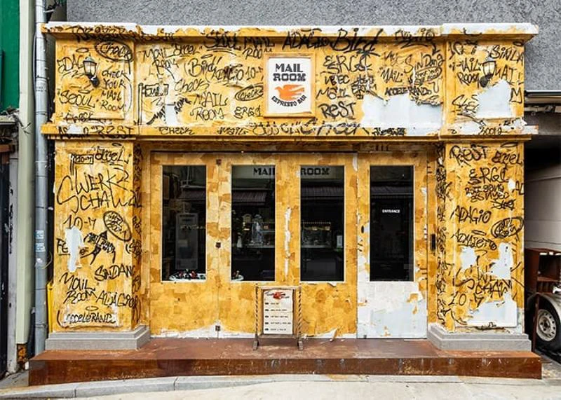 Mặt tiền Mailroom Sindang phủ graffiti vàng