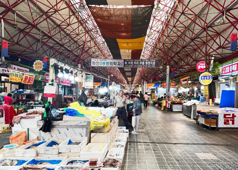 Lối có mái che bán rau quả và hải sản trong Seoul Central Market