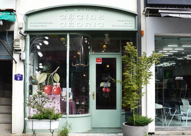 Mặt tiền xanh bạc hà của Cecile and Cedric tại Sindang