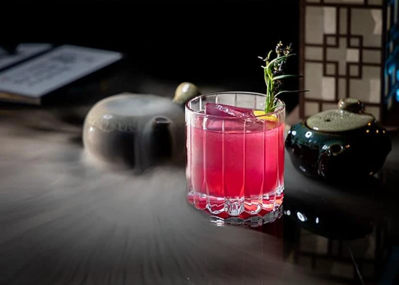Cocktail hồng đặc trưng trong không gian tối của Zoosindang