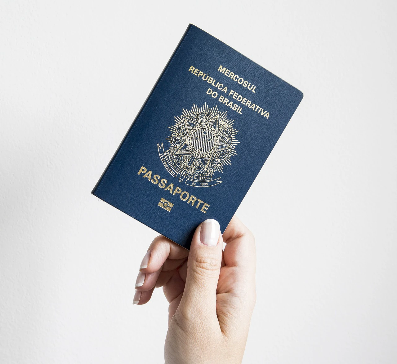 Hộ chiếu Brazil trên nền trắng không lộ thông tin cá nhân