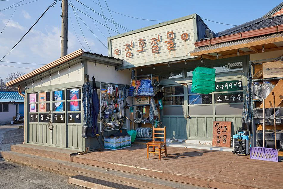 Bối cảnh cửa hàng Hometown Cha-Cha-Cha được bảo tồn tại chợ Cheongha, Pohang