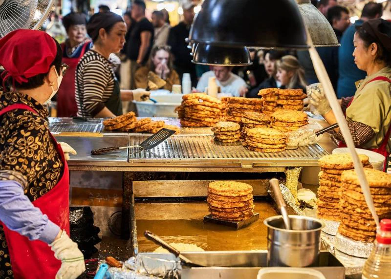 Những chồng bánh đậu xanh vừa chiên tại một quầy ở Gwangjang