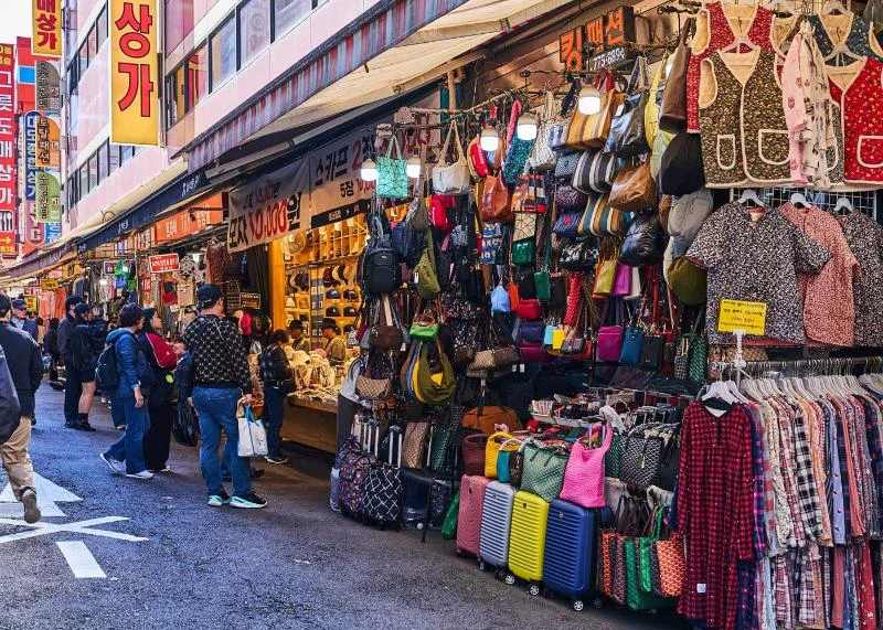 Túi, quần áo và phụ kiện trưng bày dọc một lối mua sắm ở Namdaemun